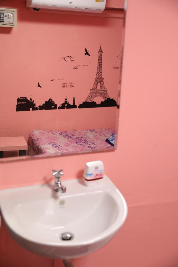 Interpartie Hotel (Adults Only) Bangkok Bagian luar foto