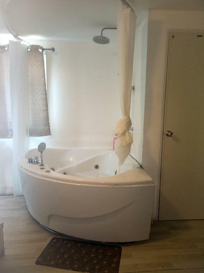 Interpartie Hotel (Adults Only) Bangkok Bagian luar foto